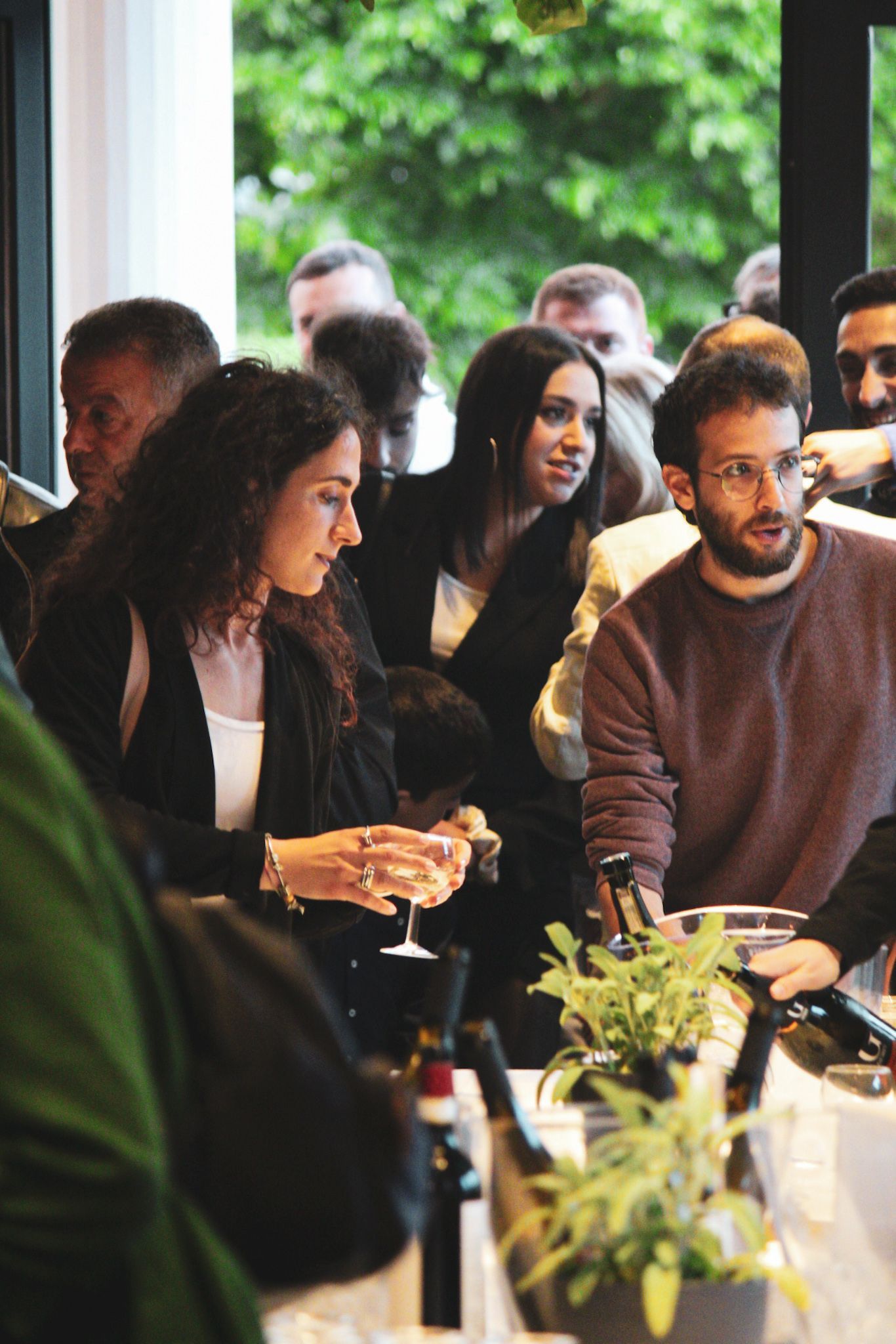 Un gruppo di persone è seduto al tavolo di un ristorante.