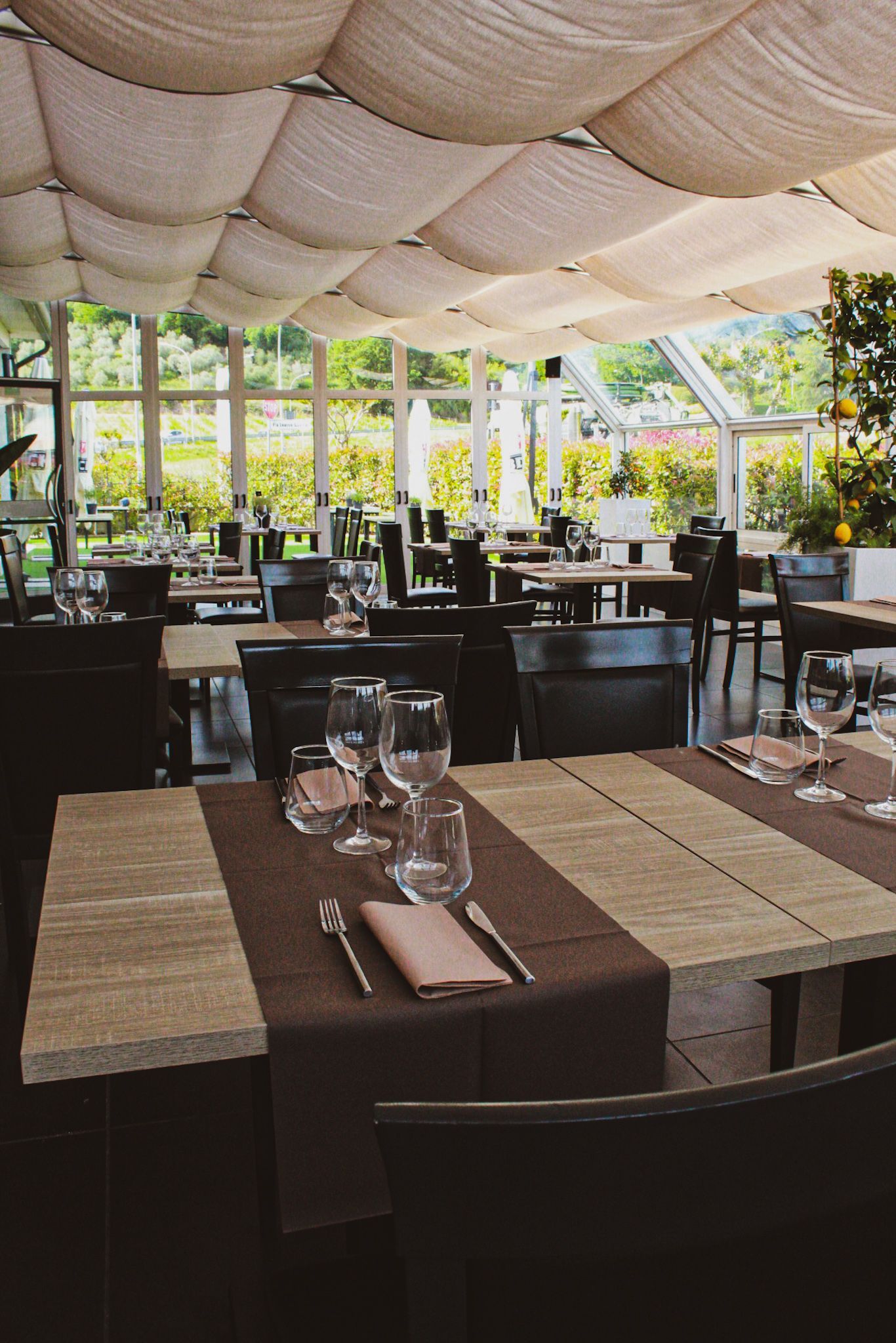 Un ristorante con tavoli e sedie apparecchiati per un pasto