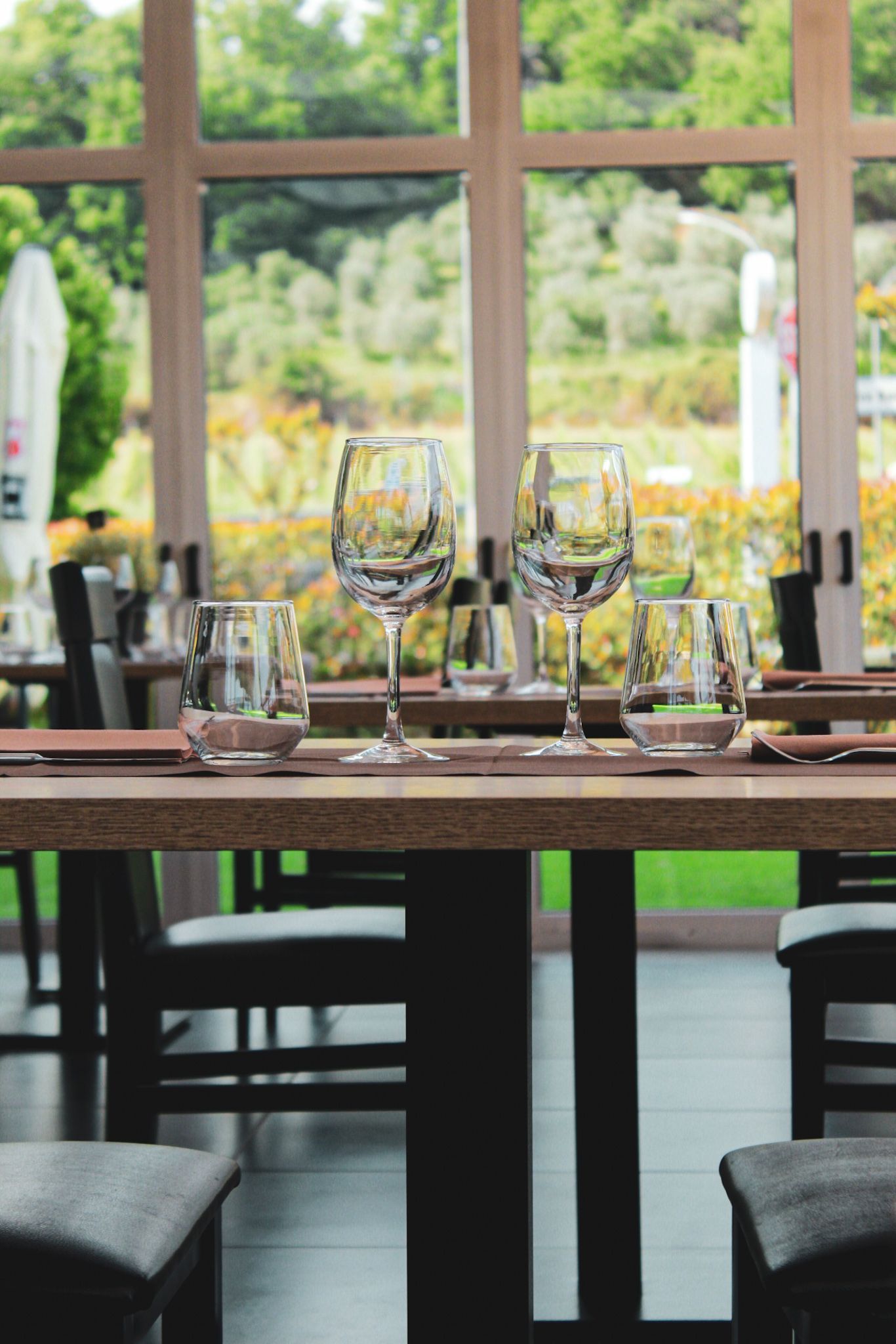 Un tavolo da ristorante con bicchieri di vino e piatti sopra.