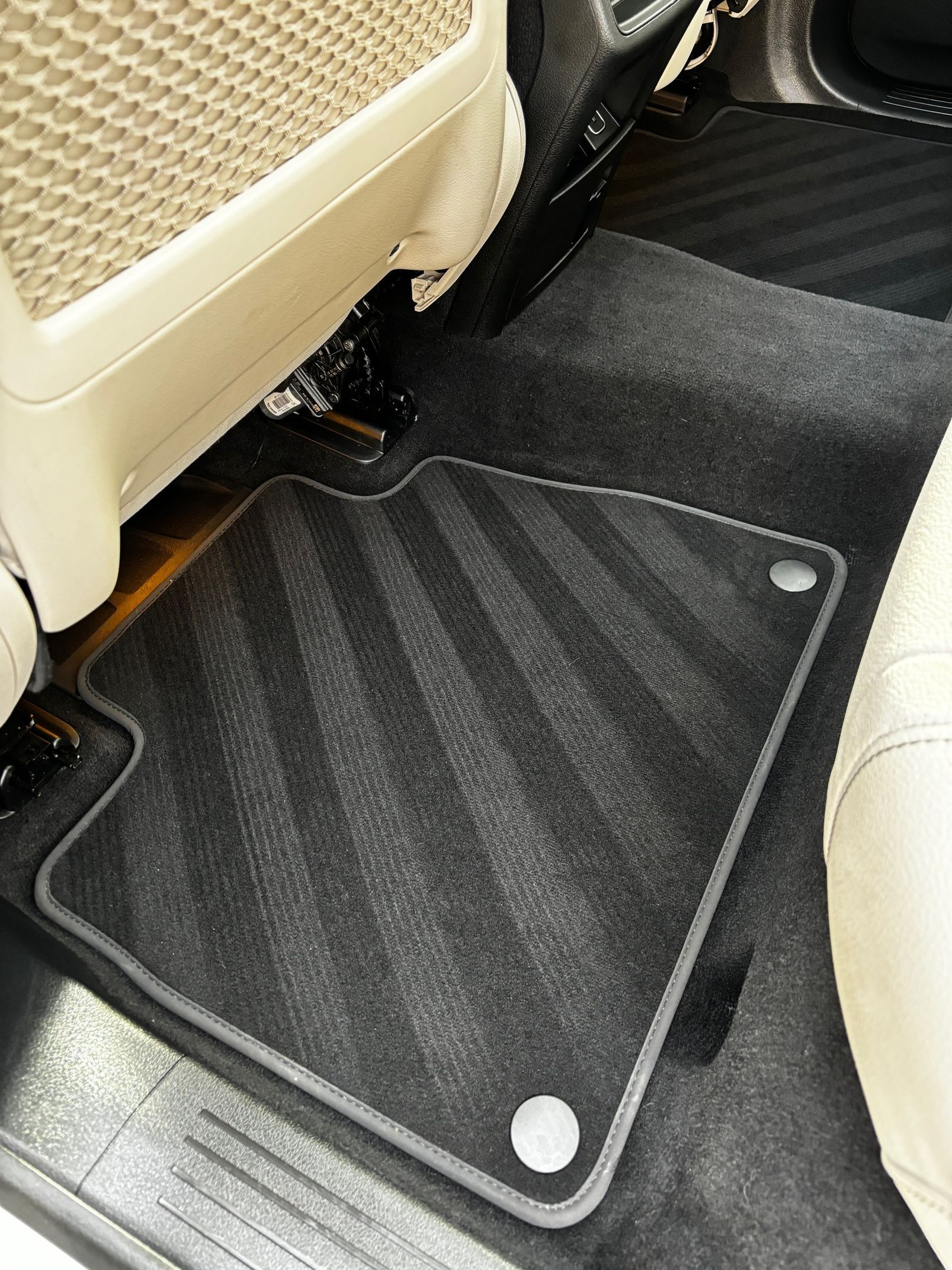 Clean beige carpet and interior after full vacuum and steam detailing service.