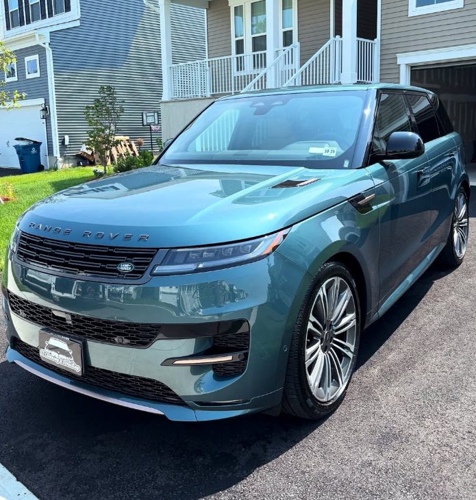 Range Rover detailed exterior with high-gloss finish after full wash and ceramic protection.