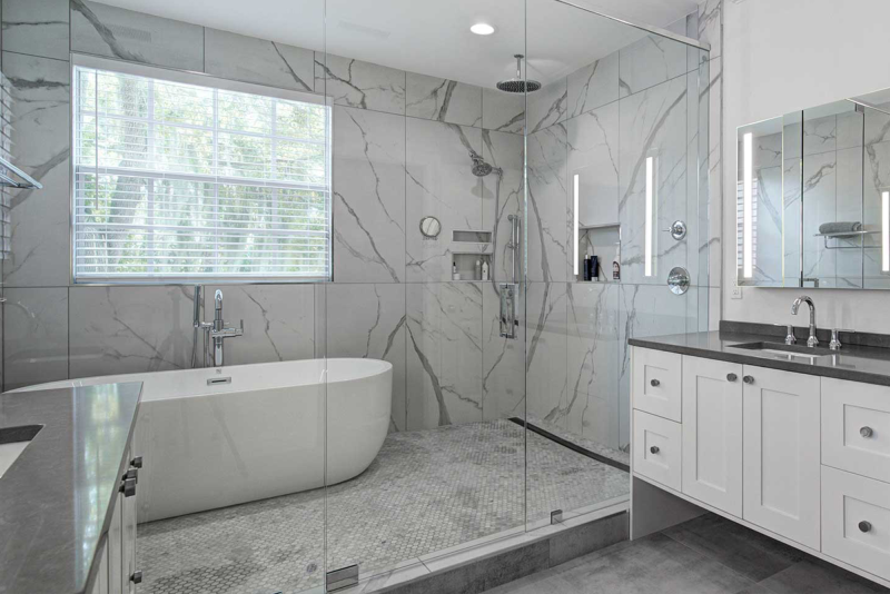 Un bagno ristrutturato con vasca e cabina doccia.