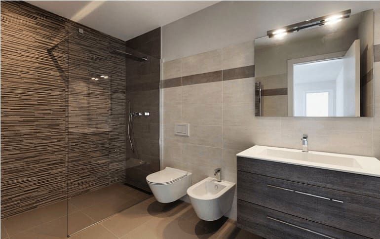 Un bagno ristrutturato con cabina doccia, lavandino, wc e bidet.