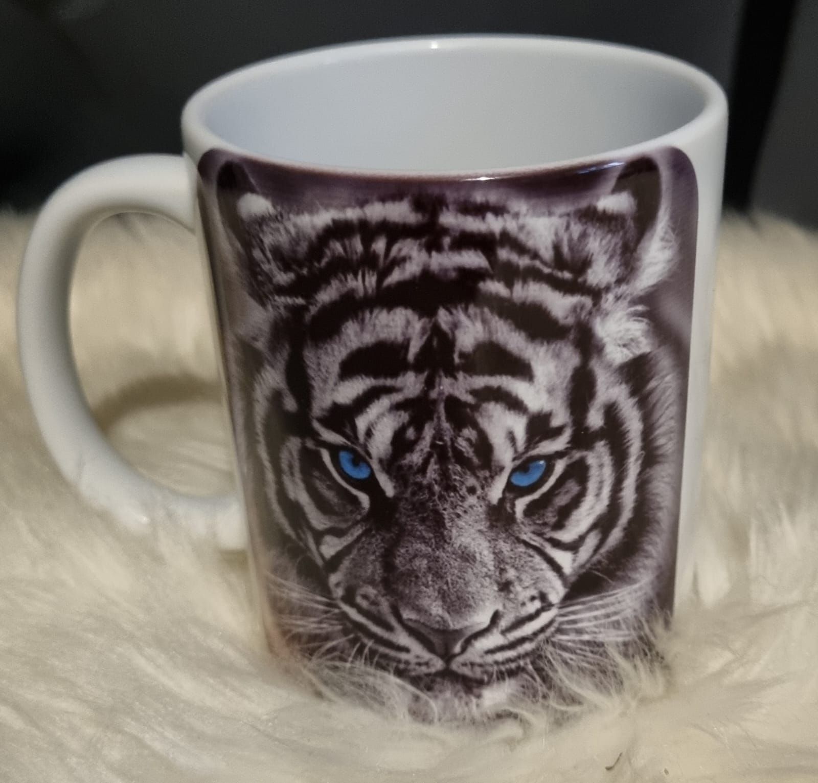 Een mok met een afbeelding van een tijger erop