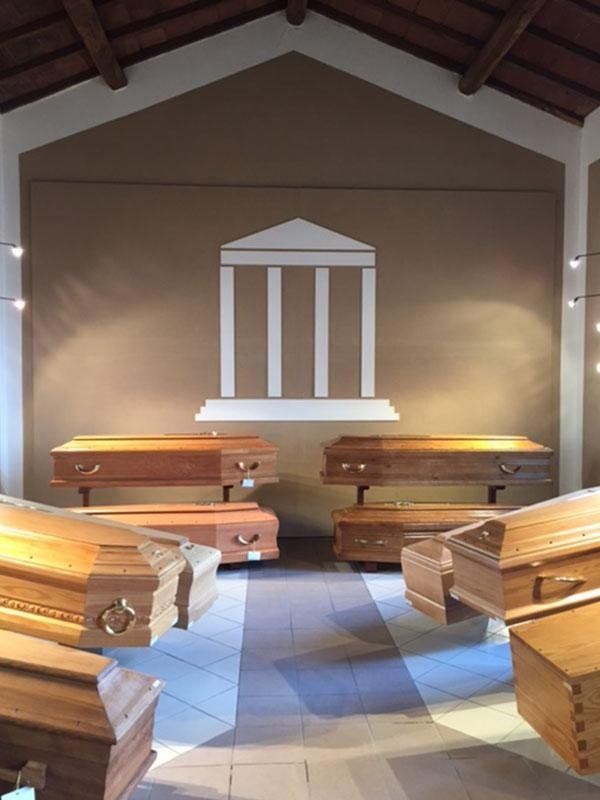 esposizione di casse funerarie e bare