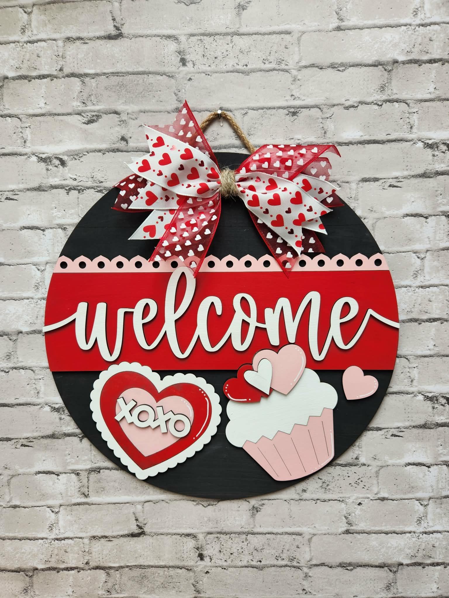 Round welcome with cupcake and hearts door sign, round welcome with cupcake and hearts door hanger, Valentine's Day door hanger