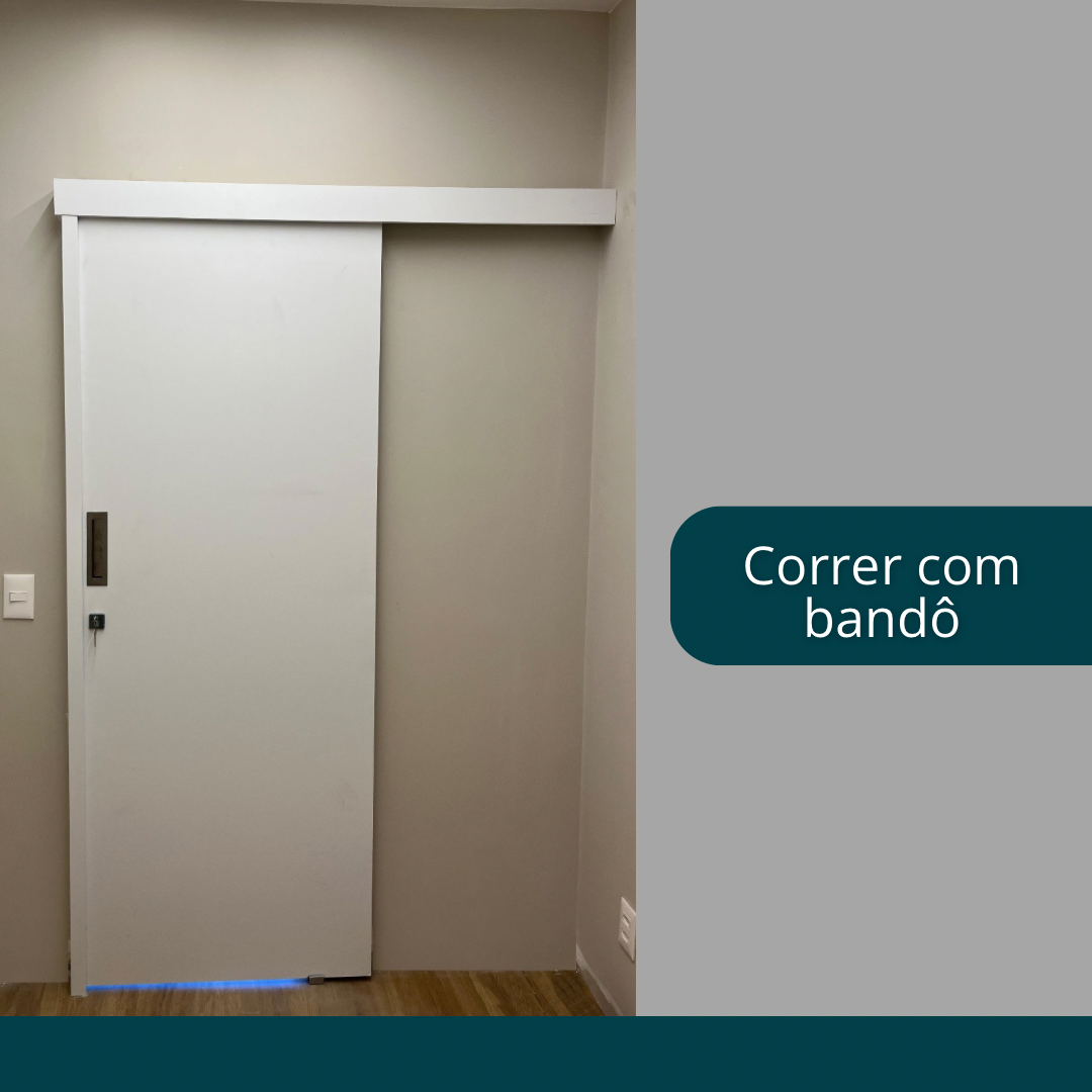 Uma imagem de uma porta de correr que diz kit de correr com bando