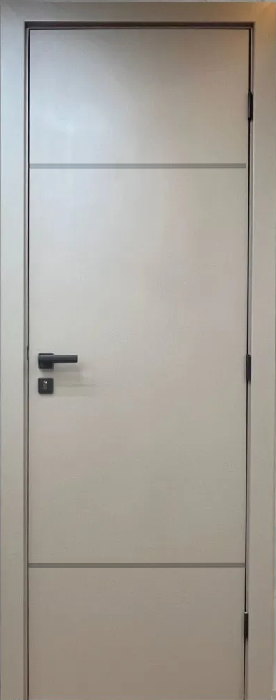 Uma porta branca com uma maçaneta preta está apoiada em uma parede branca.