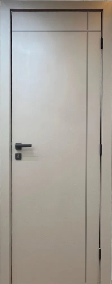 Um close de uma porta branca com uma maçaneta preta.