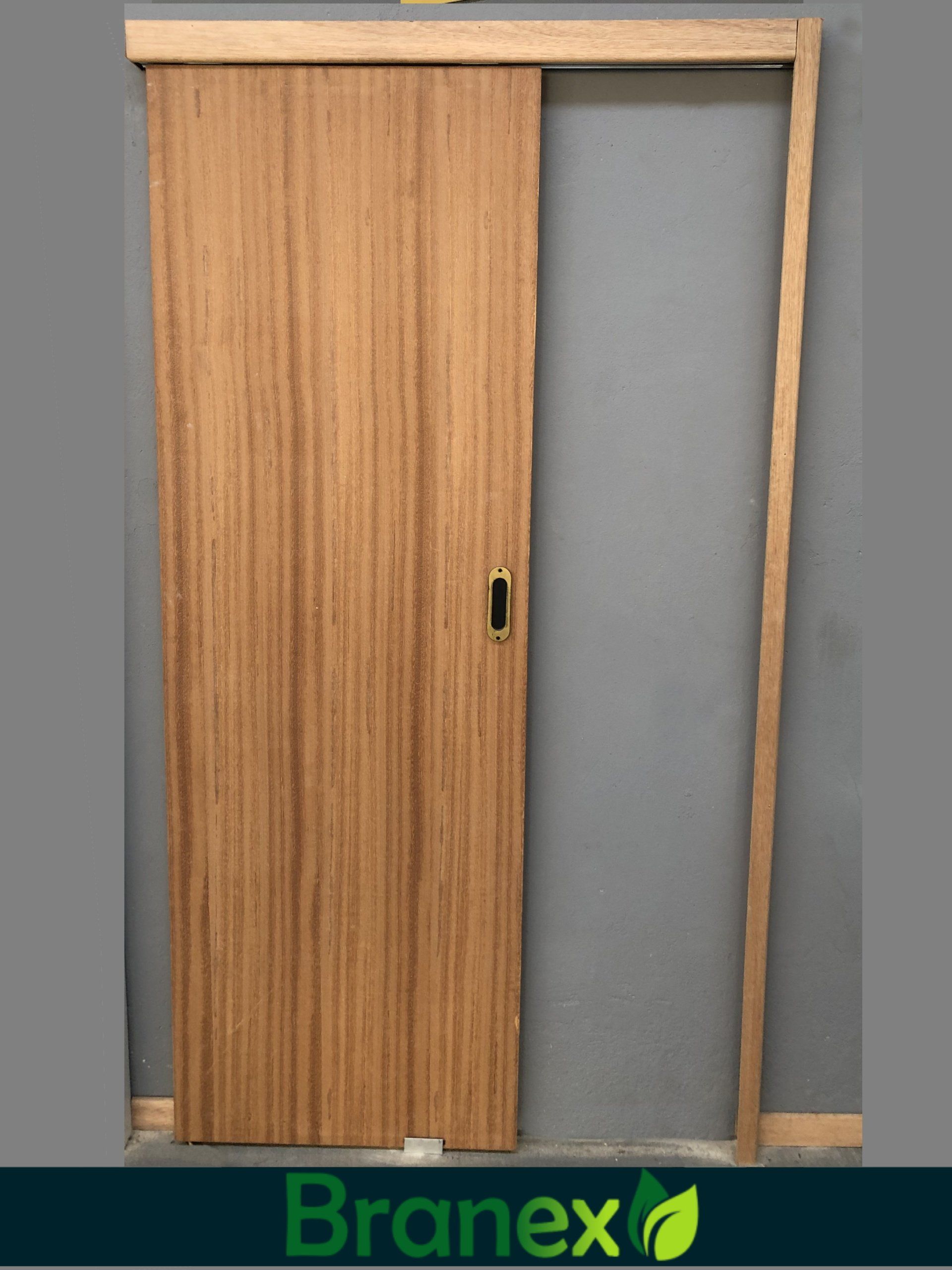 Uma porta de correr de madeira com branex escrito na parte inferior