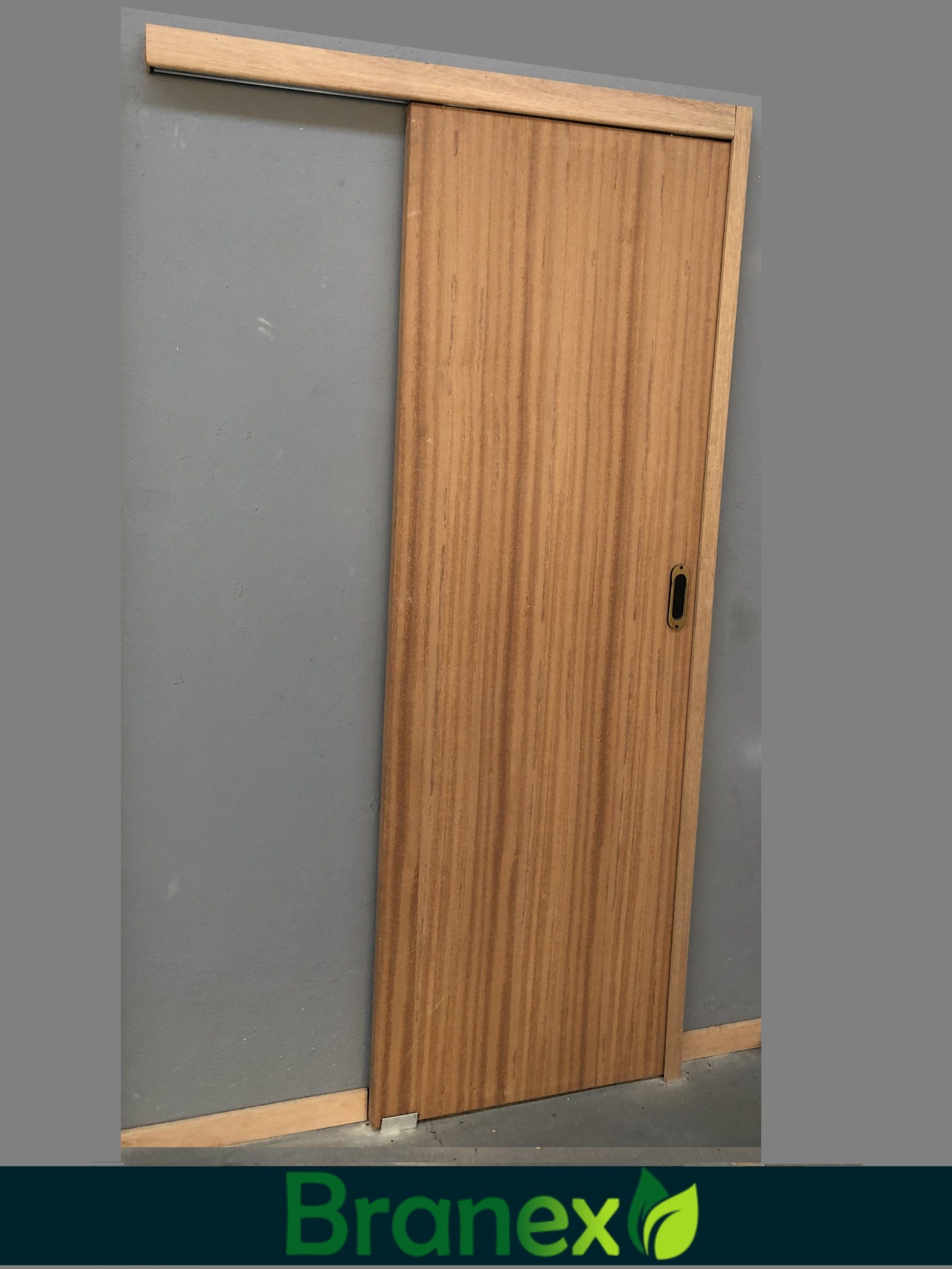 Uma porta de correr de madeira está pendurada na parede.