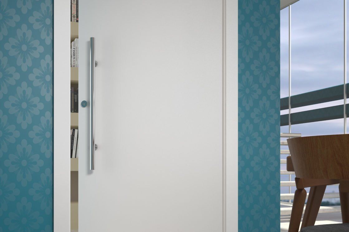 Uma porta branca com uma maçaneta de aço inoxidável está em uma sala com paredes azuis.