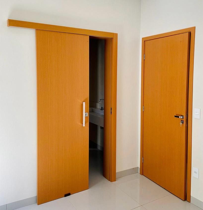 Um banheiro com duas portas de correr e uma pia