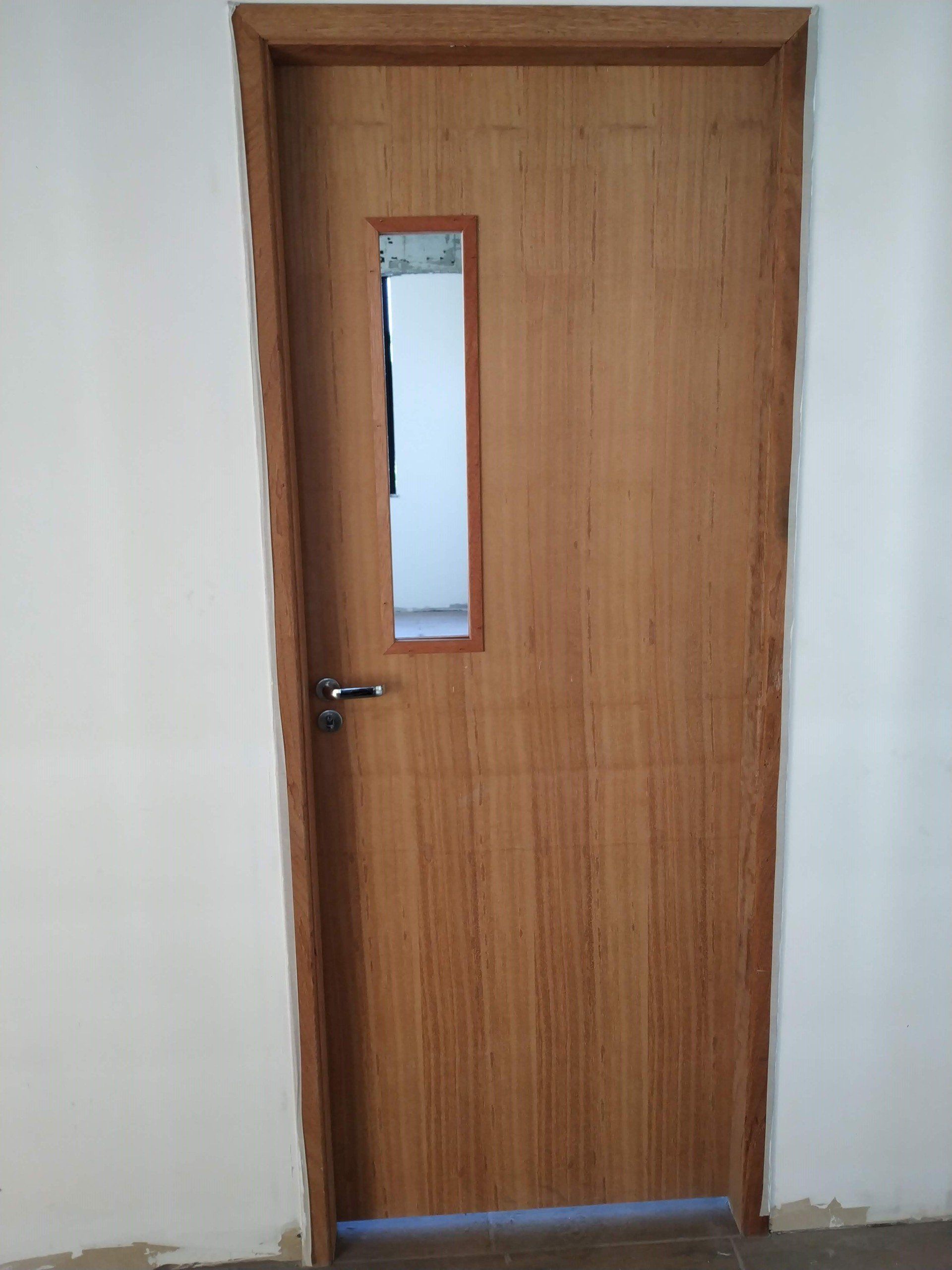 Uma porta de madeira com uma pequena janela