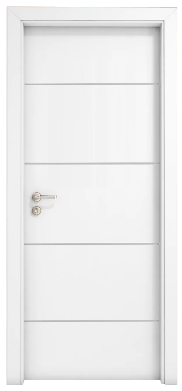 Uma porta branca com uma maçaneta de aço inoxidável em um fundo branco.