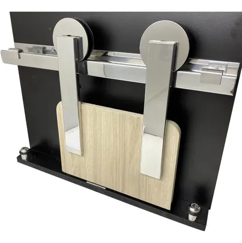 Um kit de ferragens para porta deslizante de celeiro de aço inoxidável está sobre uma placa de madeira.