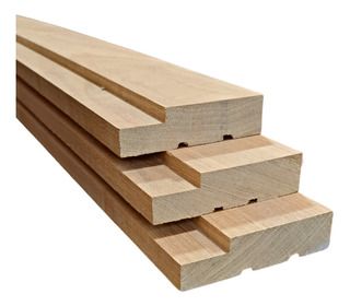 Três pedaços de madeira são empilhados uns sobre os outros