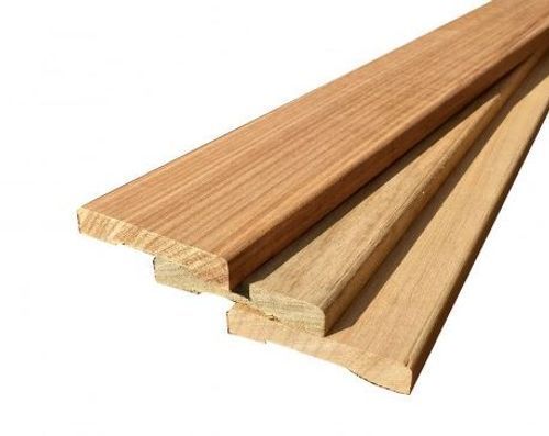 Três pedaços de madeira empilhados uns sobre os outros em um fundo branco