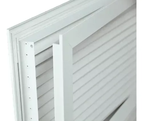 Um close de uma veneziana branca em um fundo branco.
