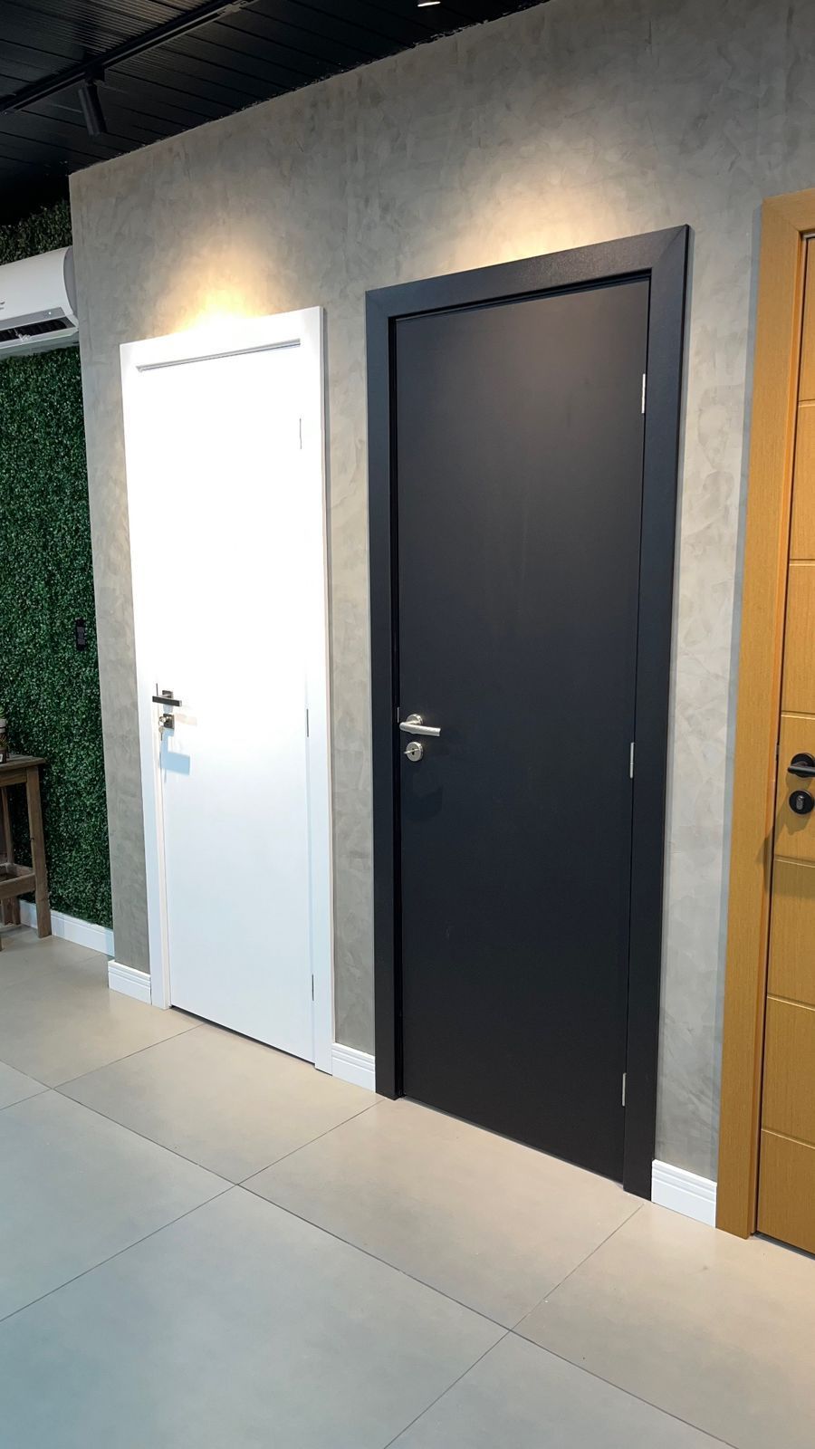 Há duas portas na sala, uma branca e uma preta.
