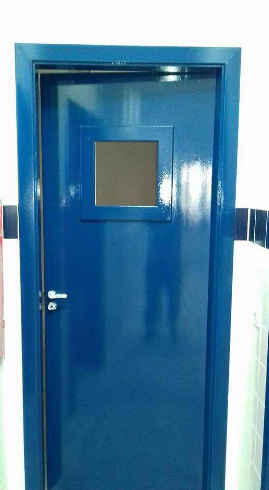 Uma porta azul com uma pequena janela no meio.
