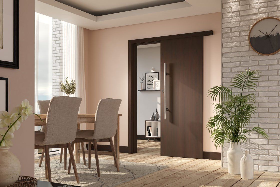 Uma sala de jantar com mesa, cadeiras e uma porta de correr.
