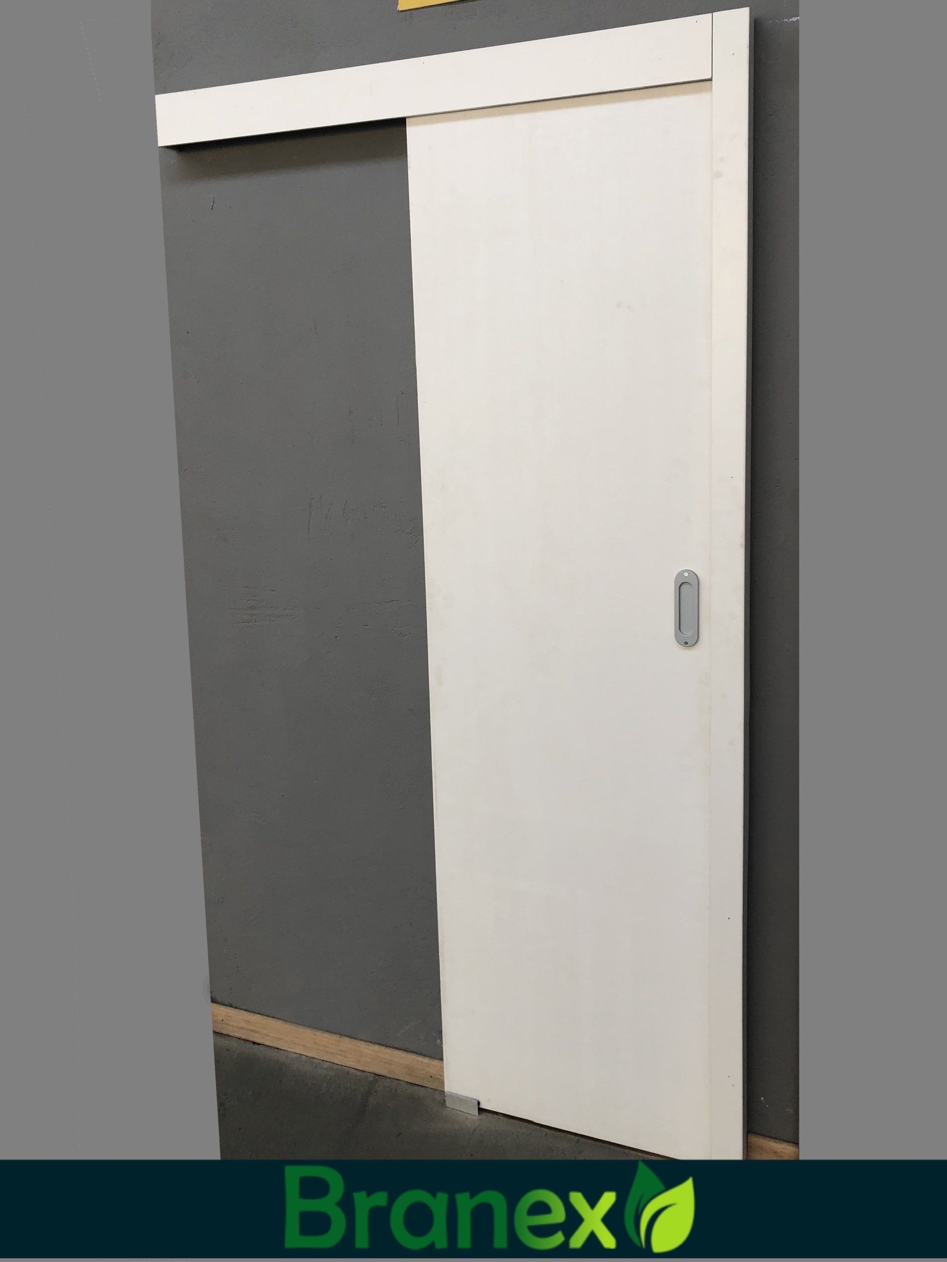 Uma porta de correr branca com branex escrito na parte inferior