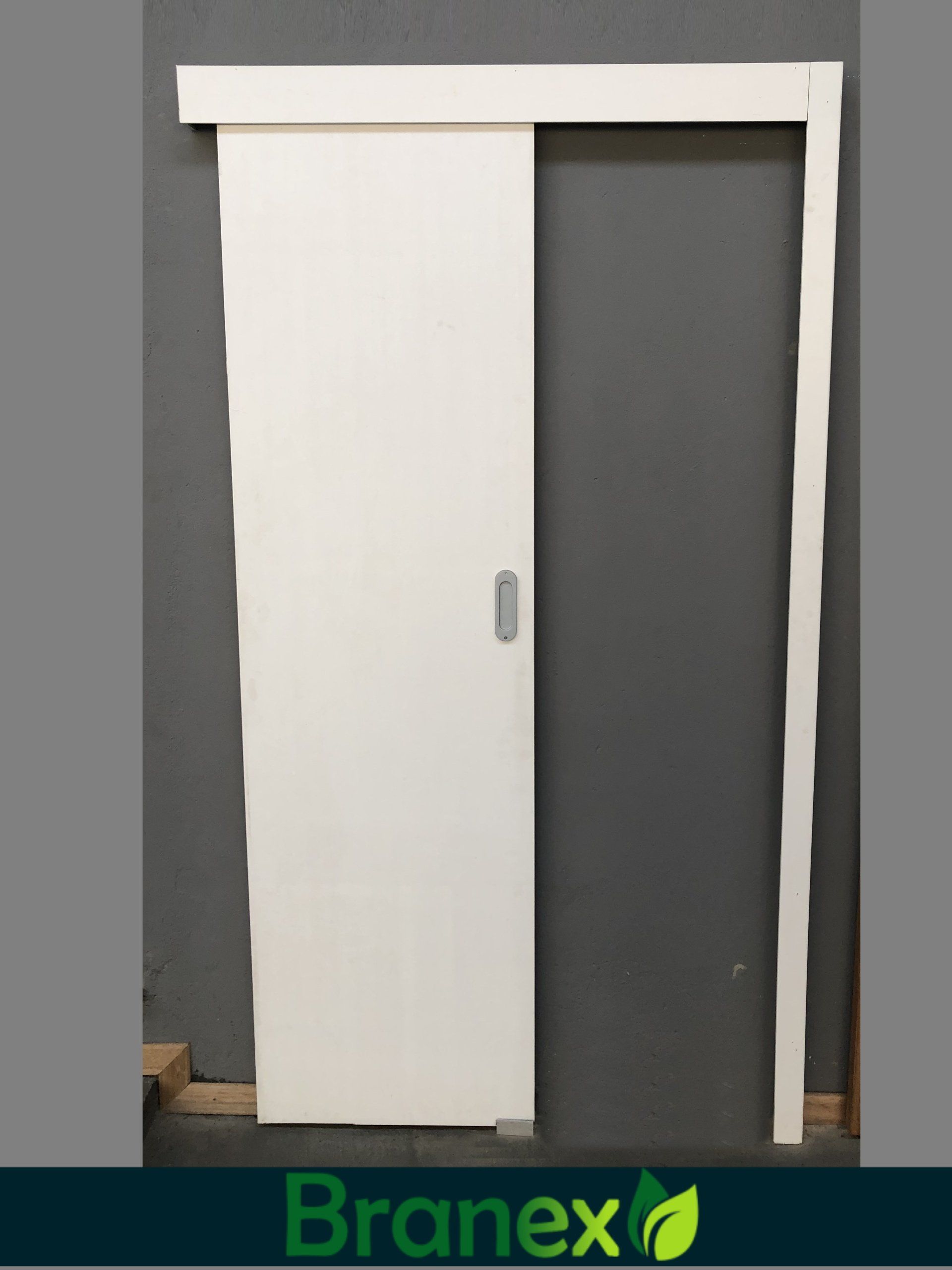 Uma porta de correr branca com branex escrito na parte inferior