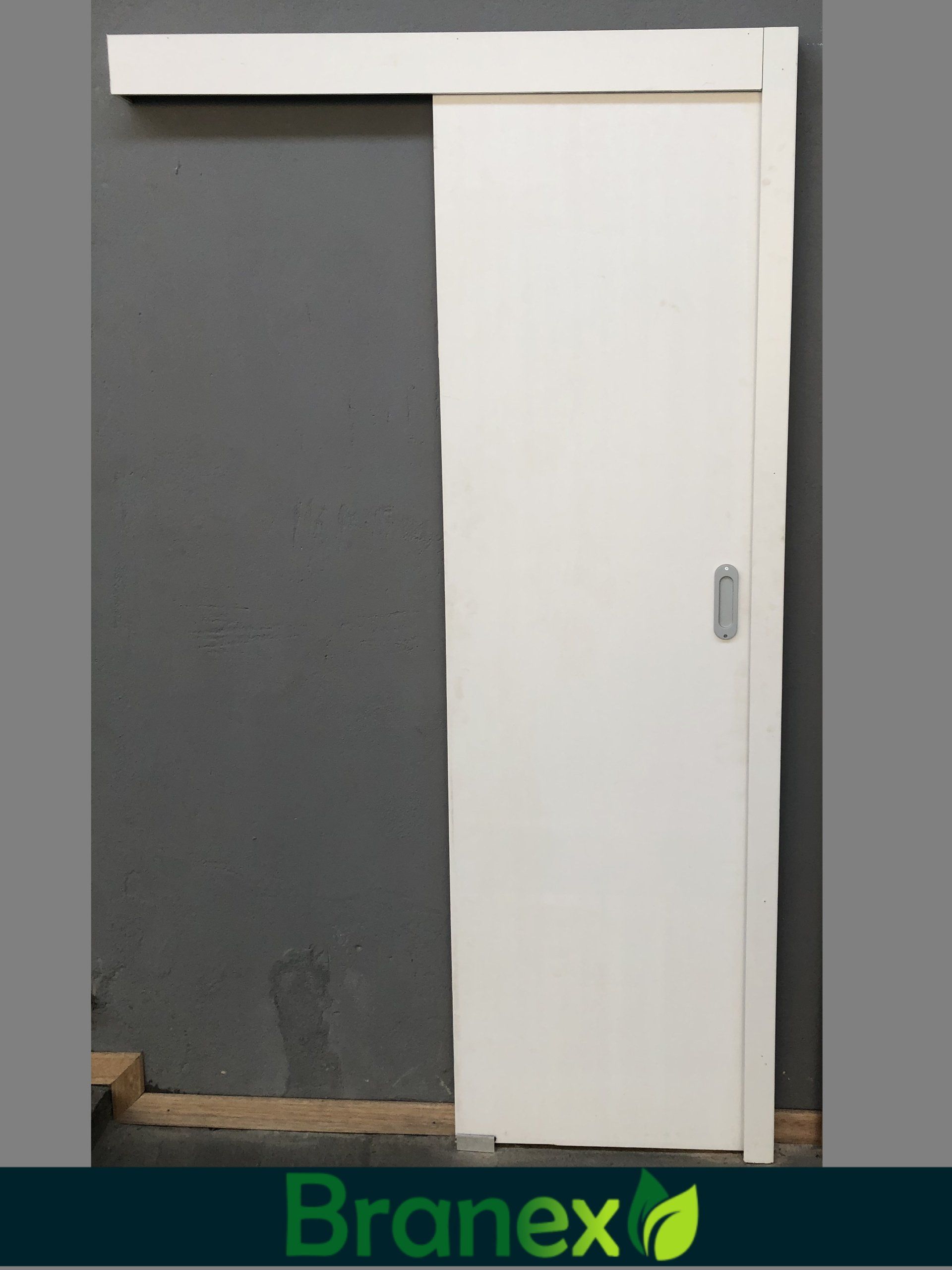 Uma porta de correr branca com branex escrito na parte inferior