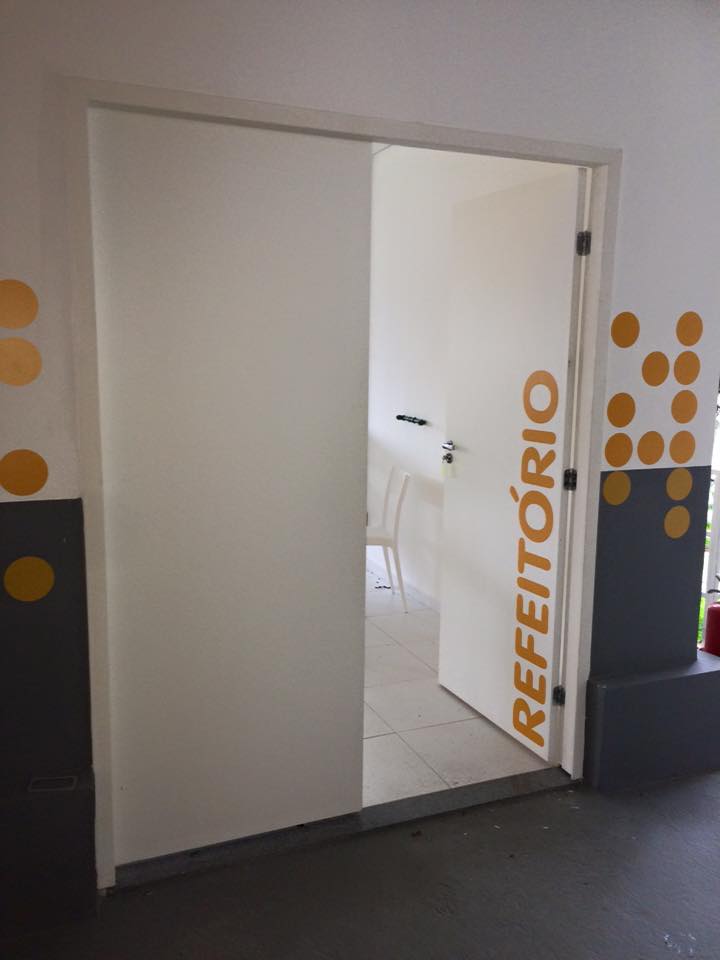 Uma porta com a palavra refetorio nela
