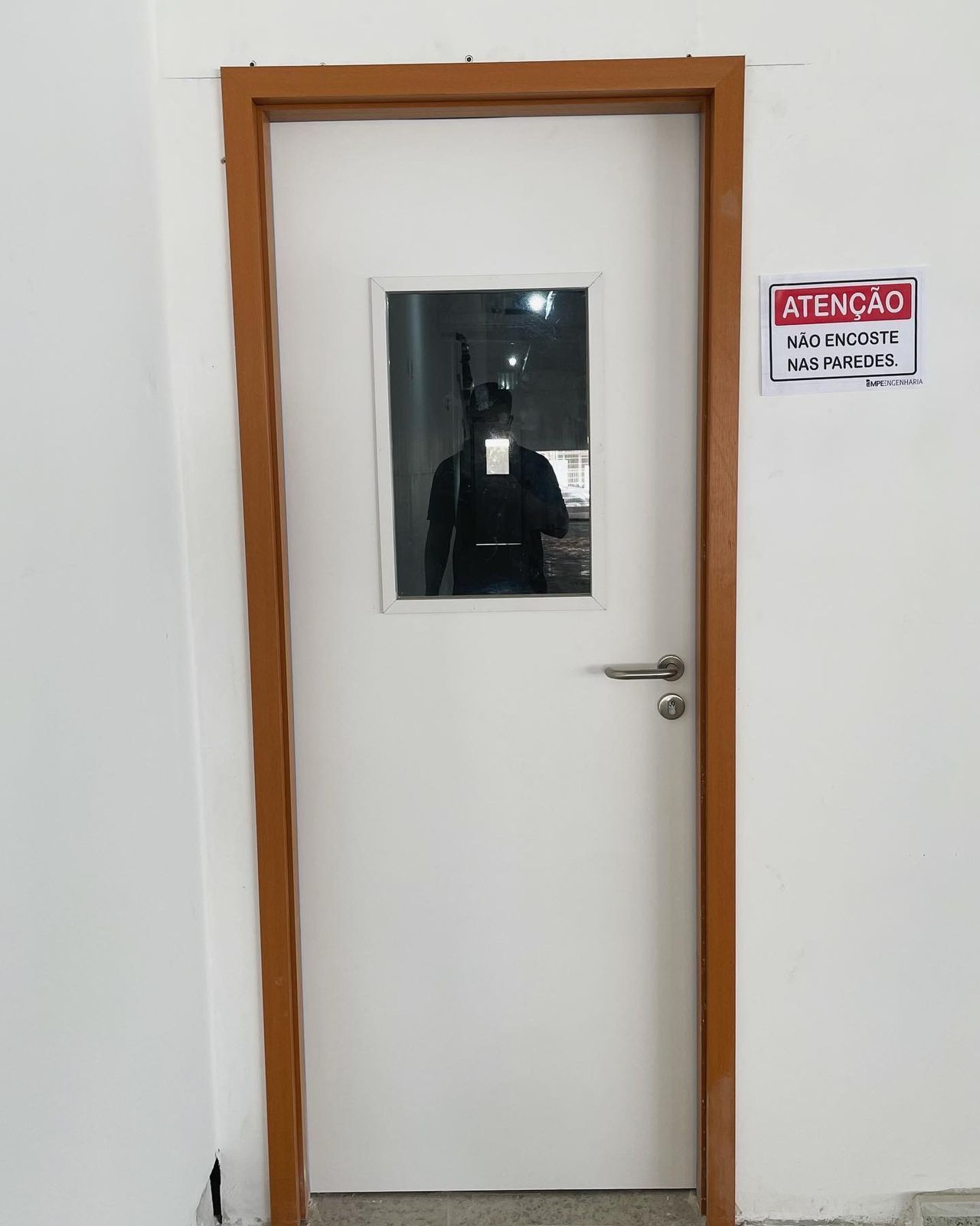 Uma porta com uma placa que diz atenção nela