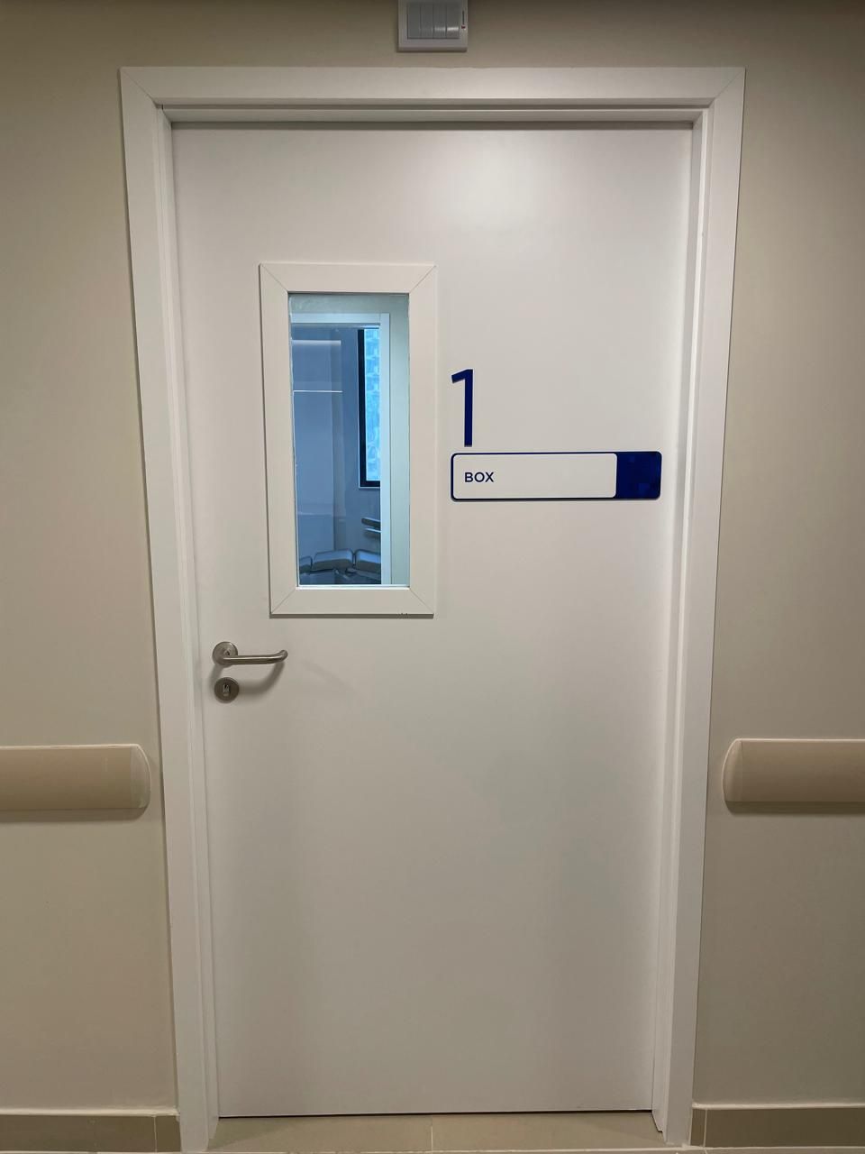 Uma porta branca com uma janela e o número 1 nela.