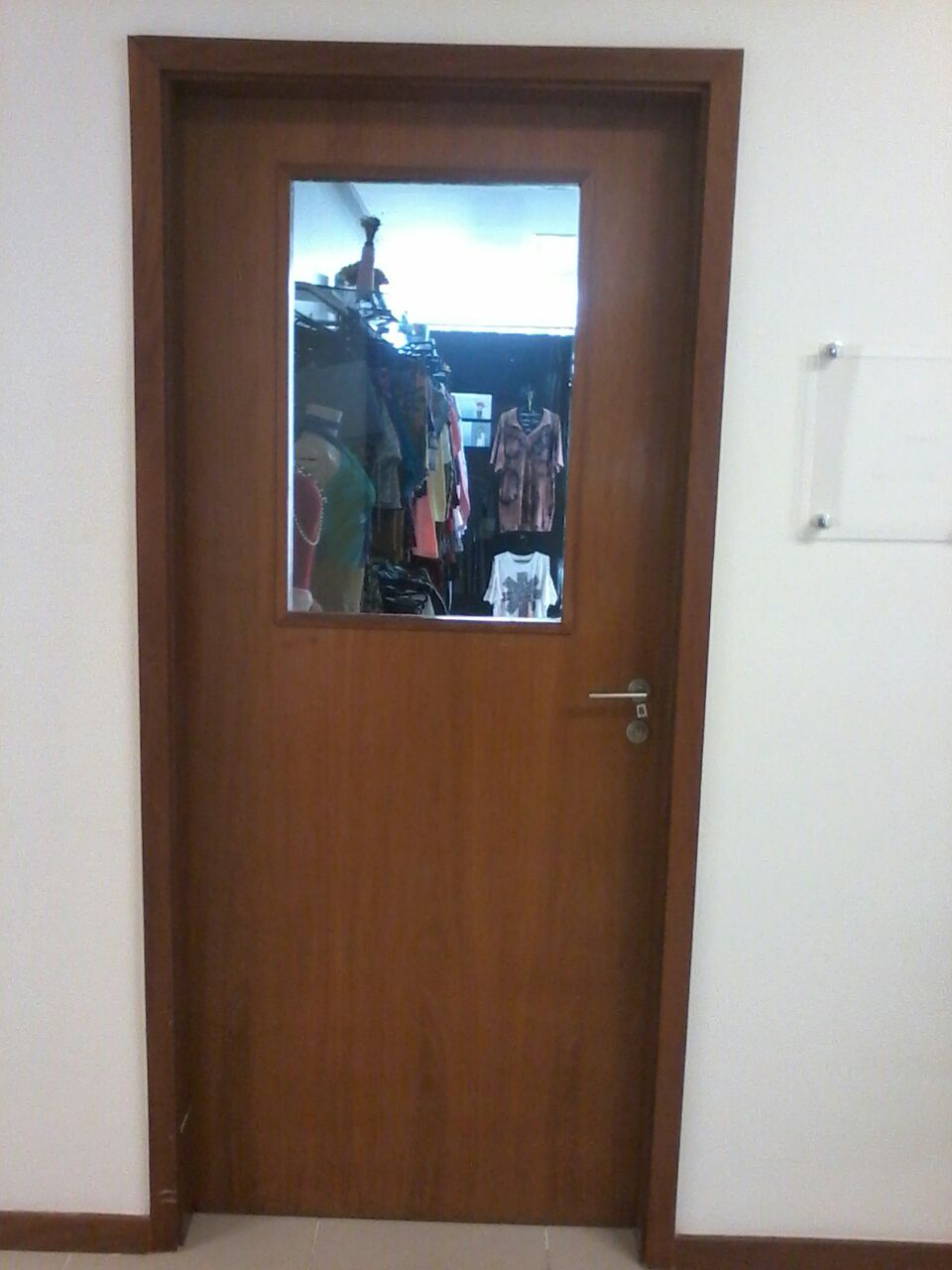 Uma porta de madeira com uma pequena janela