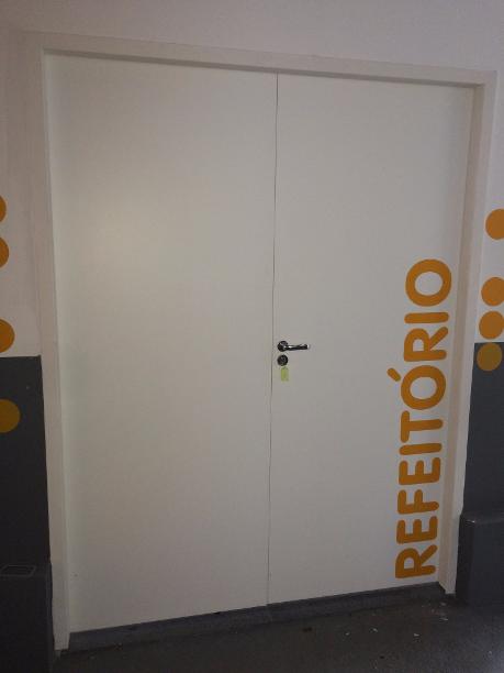 Uma porta branca com a palavra refetorio pintada nela