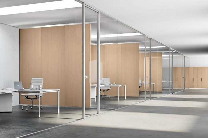 Ufficio con pareti divisorie in vetro