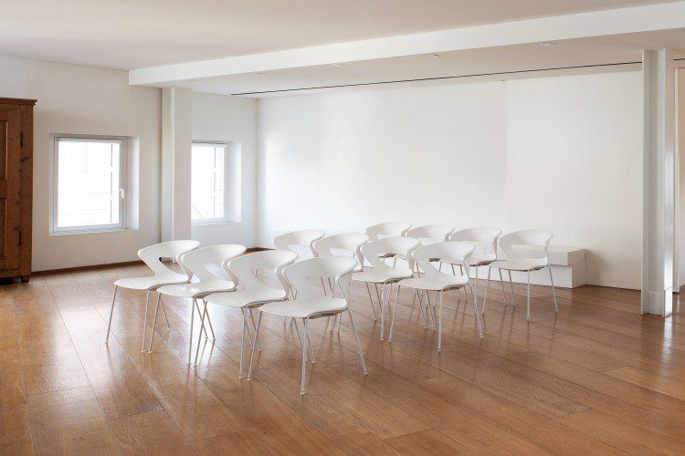 Sala con diverse sedie in Pvc bianco