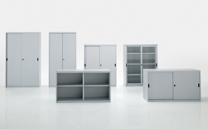Diversi modelli di armadi in metallo