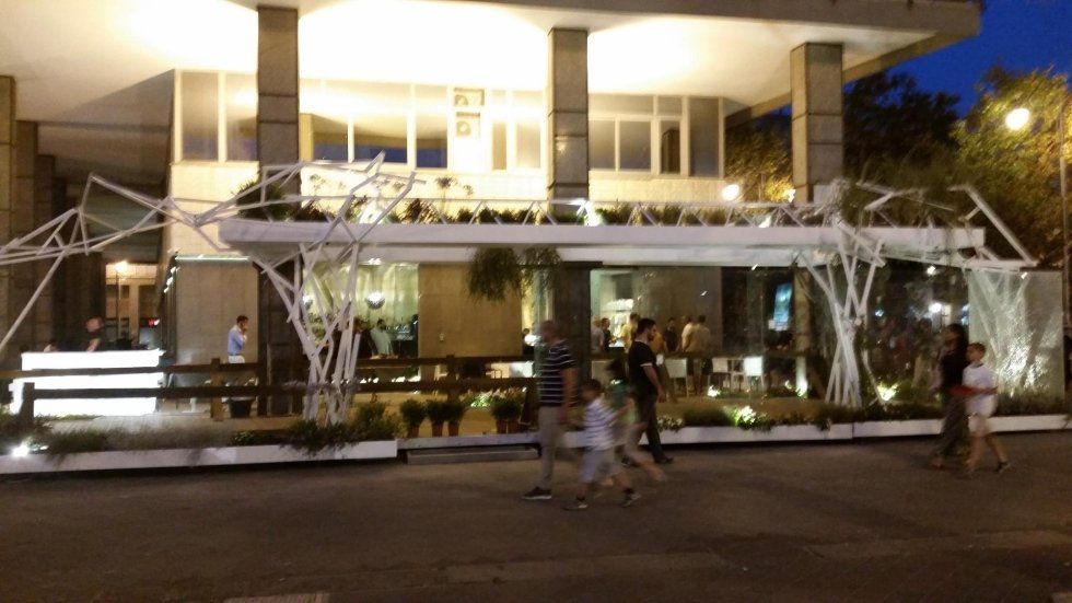vetrate in spazio commerciale