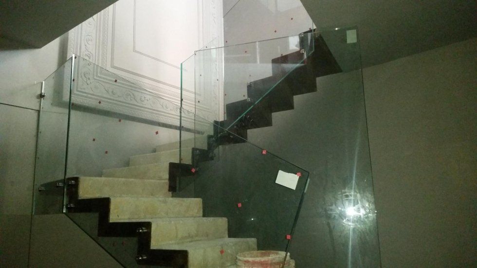 scala con corrimano e parete laterale in vetro