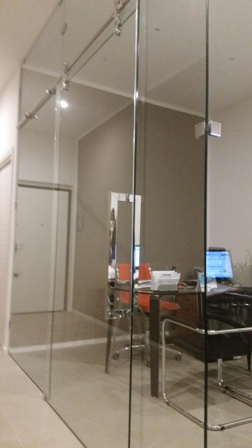 Ufficio con porta e pareti in vetro