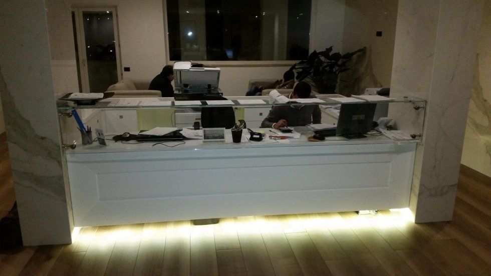 Reception con banco in vetro