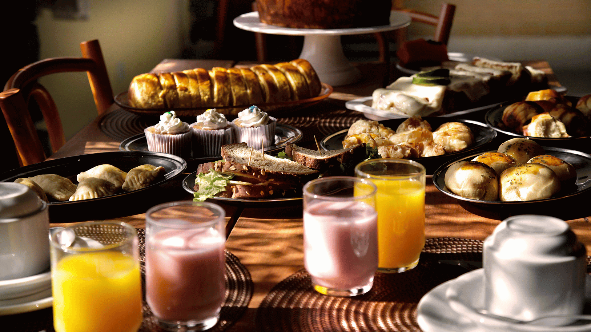 Uma mesa coberta com uma variedade de comidas e bebidas.