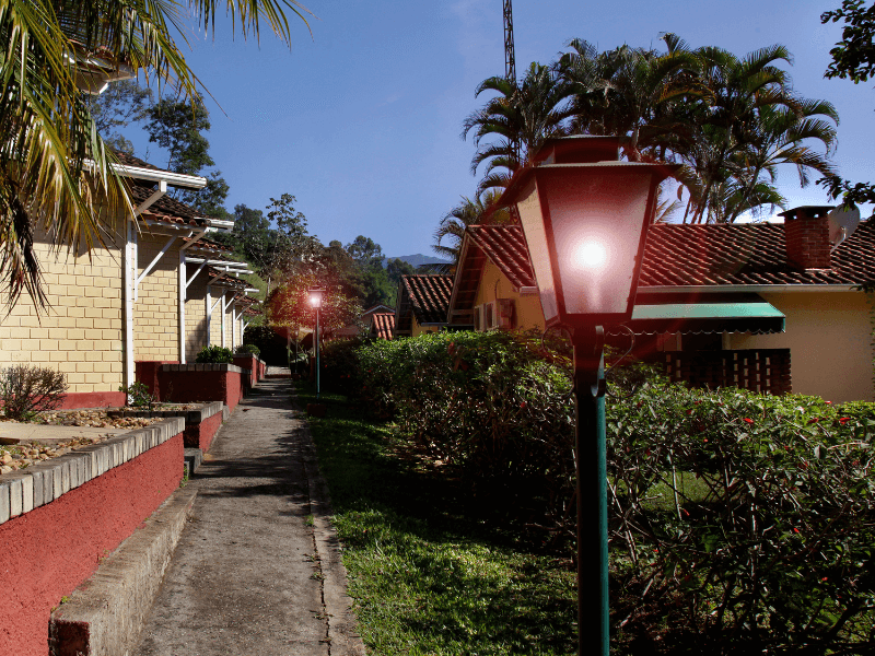 Uma luz de rua está acesa no meio de uma área residencial
