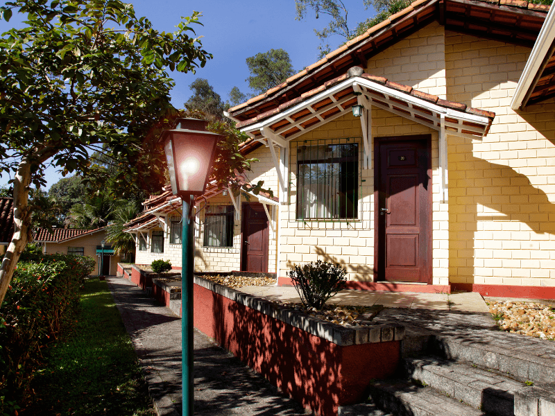 Uma casa de tijolos com um poste de luz na frente