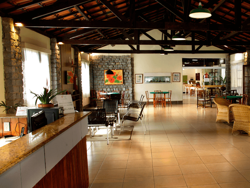 Uma sala grande com muitos móveis e uma pintura na parede