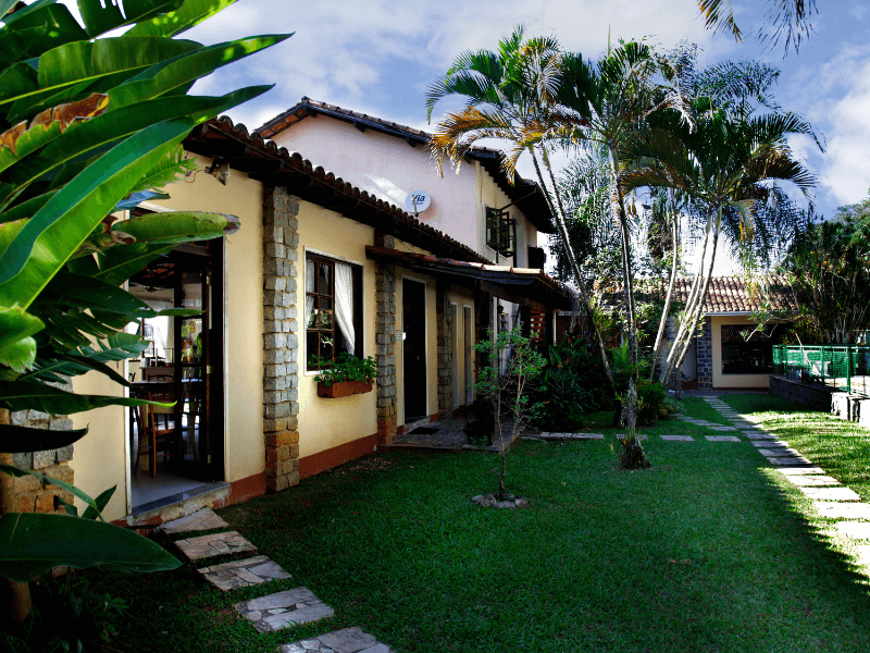 Uma casa com um gramado verdejante na frente