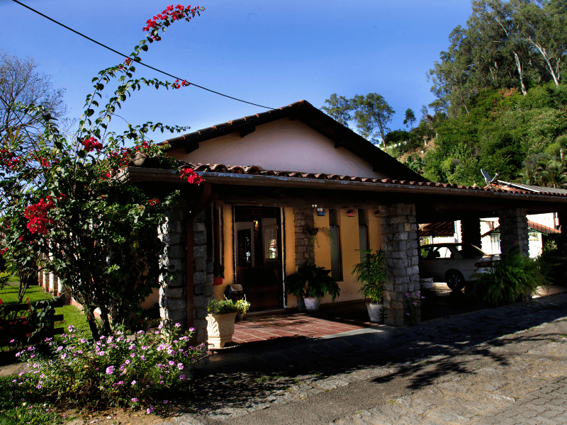 Uma casa com um carro estacionado na frente