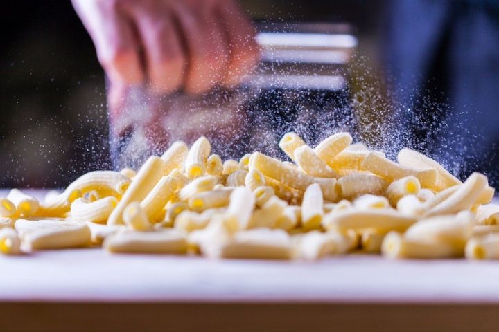 LAVORAZIONE DI PASTA FRESCA