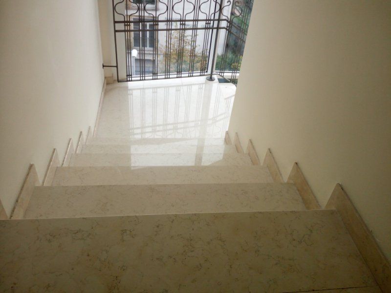 scale in marmo bianco