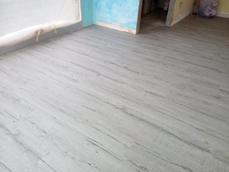 pavimento in parquet chiaro